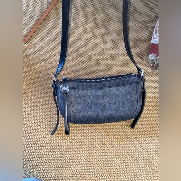 Michael Kors Crossbody purse - Picture 5 of 7